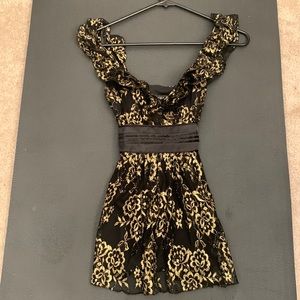 Rampage Size Small Gold/Black Metallic Floral Top